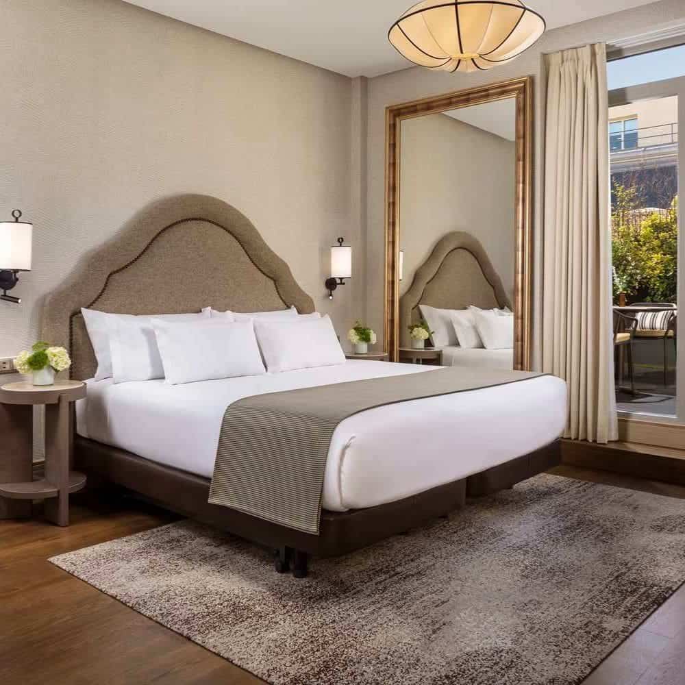 Habitación de hotel de 4 estrellas cerca de La Moraleja con diseño acogedor
