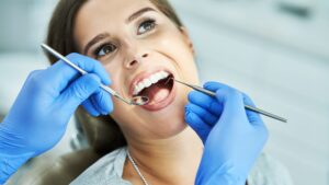 Paciente siendo atendido en una clínica dental moderna en la urbanización de La Moraleja