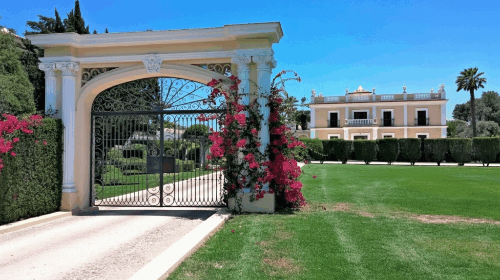 Entrada ajardinada con arquitectura de lujo en La Moraleja, urbanización exclusiva de Madrid