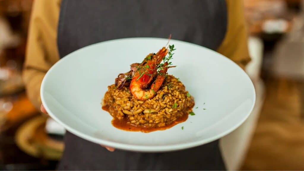 Plato gourmet de arroz con marisco servido en un restaurante de lujo en La Moraleja, zona norte de Madrid.