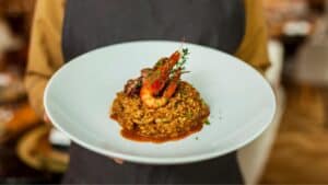 Plato gourmet de arroz con marisco servido en un restaurante de lujo en La Moraleja, zona norte de Madrid.